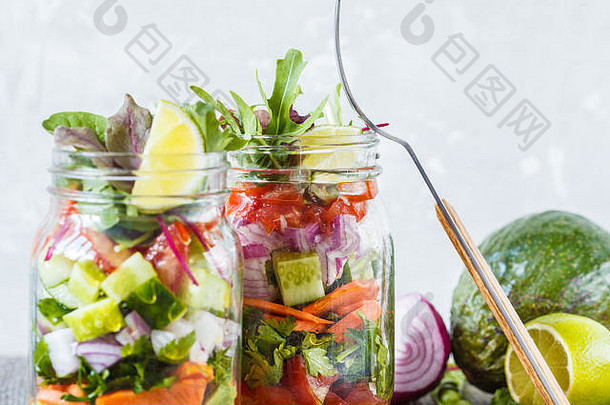 外<strong>卖蔬菜</strong>绿色明亮沙拉罐。热爱健康的纯素食品概念。