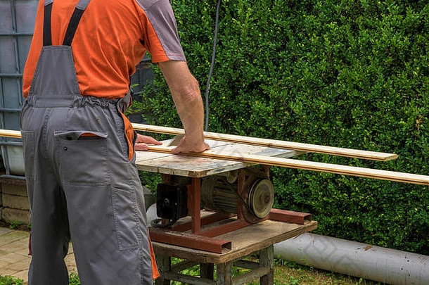 木工用电锯切割木板