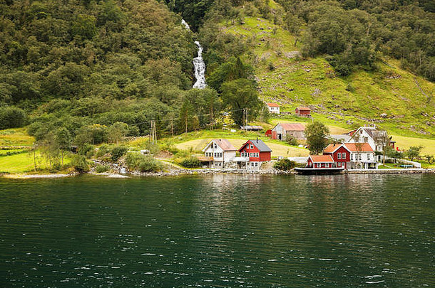 挪威的纳罗伊菲尔德、瀑布、山脉和传统乡村房屋景观。