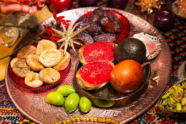 用秋<strong>冬季</strong>水果和农作物装饰的桌子