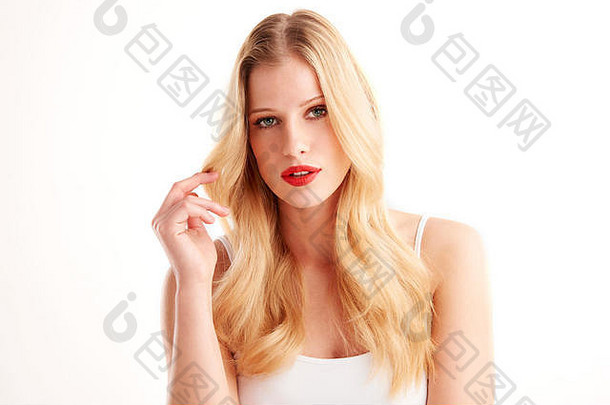 用白色唇膏和红色头发勾勒出美丽的年轻女子的肖像。