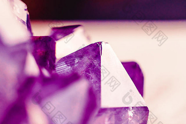 水晶石宏观矿物表面，紫色粗紫水晶石英晶体