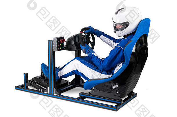 赛车手全身蓝色，头盔戴在simracing铝合金模拟器上，用于视频游戏赛车。赛车斗式座椅方向盘p