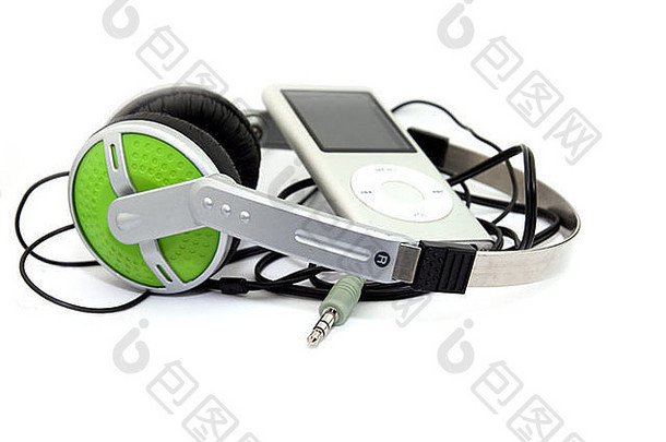 白色背景上的绿色耳机和mp3播放器