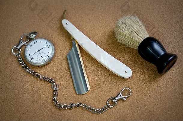 复古剃须刀-镀金剃须刀、刷子和旧手表