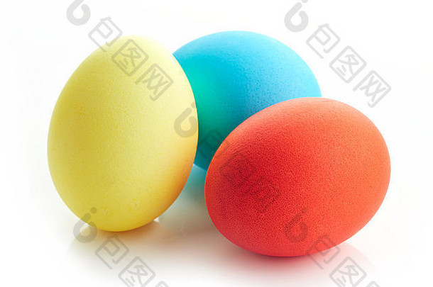 白色背景上的彩色复活节彩蛋