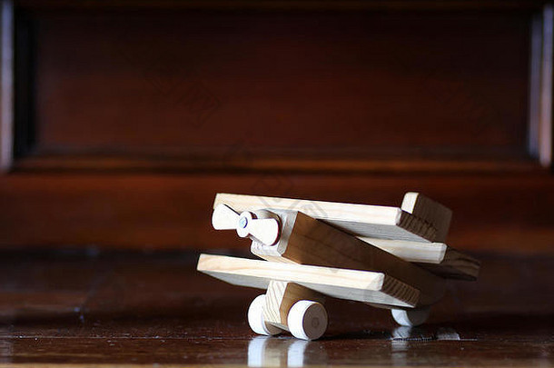 桌子上的木制玩具飞机