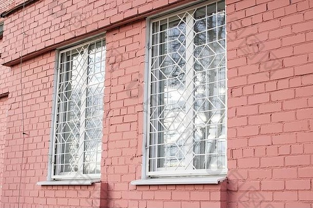 格窗户红色的砖建筑
