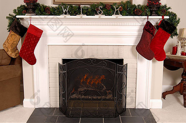 白色壁炉装饰长袜松圣诞节