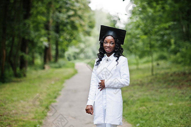 快乐美丽的黑色的非洲美国女孩他毕业生