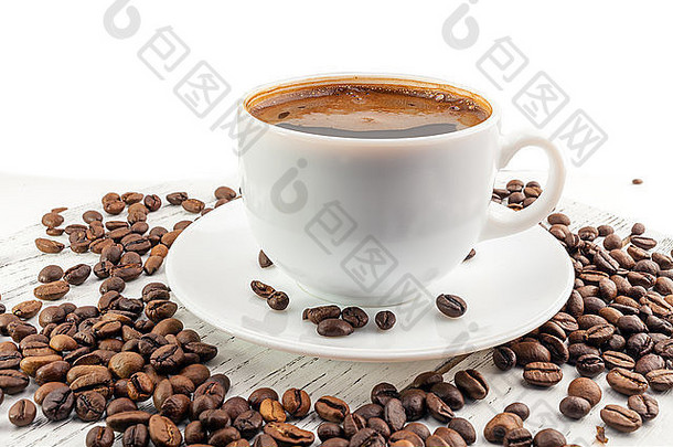 白色背景上的咖啡杯和咖啡豆。