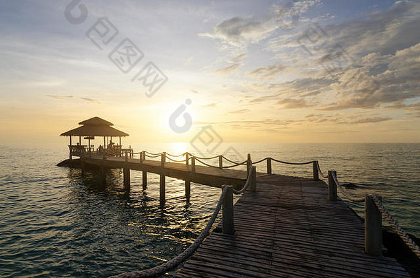 泰国普吉岛日落之间的木码头。暑期、旅游、度假、度假概念。