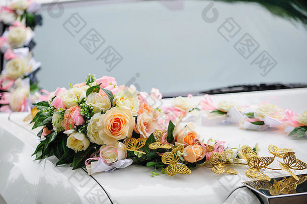 用玫瑰和蝴蝶装饰的婚车