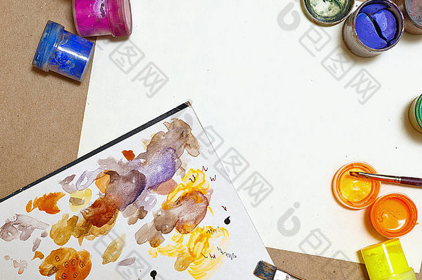 五彩缤纷的水粉画油漆刷谎言纸混合油漆工具艺术家设计师有创意的冲动