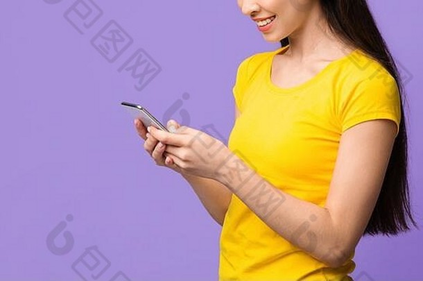 应用程序亚洲女孩手机紫色的背景空空间