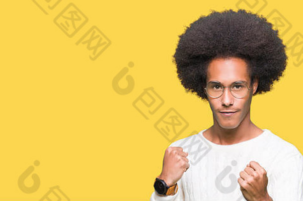 年轻的非洲裔美国人戴着眼镜，留着非洲头发，准备用拳头自卫，脸上充满愤怒和不安，害怕<strong>出现问题</strong>