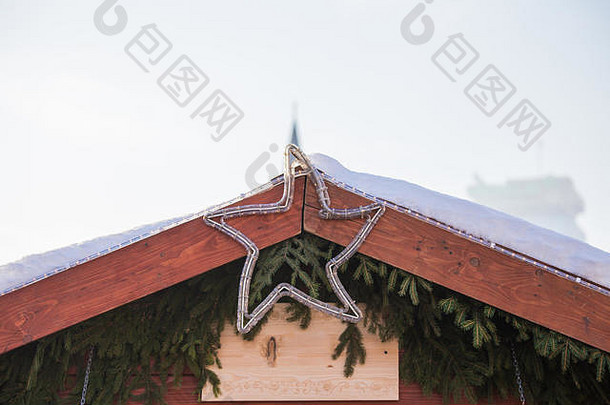 圣诞装饰，屋顶上有一颗银色的星星，下面是一个木质的文字纹理