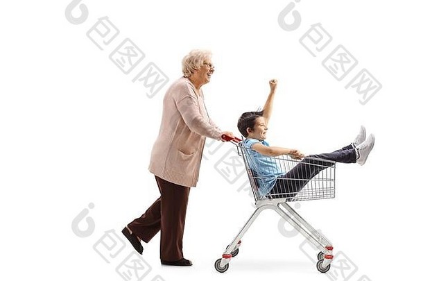 一位祖母推着一辆购物车，一个男孩坐在车内的全幅侧面照片，背景为白色
