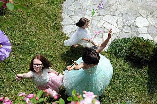 打扮成公主的小女孩在花园里玩耍