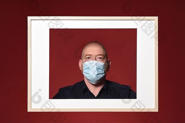 图片男人。医疗面具红色的背景