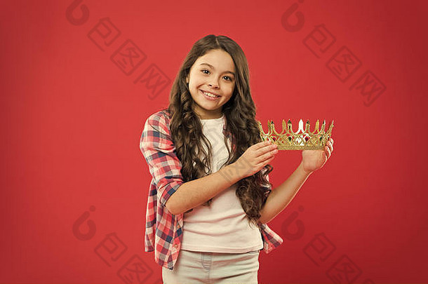 丰厚的报酬。红色背景上手持皇冠奖品的小女孩。成功是一个小赢家，<strong>获得</strong>了成功的宝贵回报。赢得有价值的奖品和<strong>奖励</strong>。