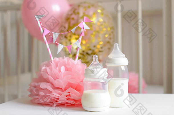 婴儿瓶乳房牛奶节日纸装饰气球前面婴儿卧室女孩婴儿生日庆祝活动概念