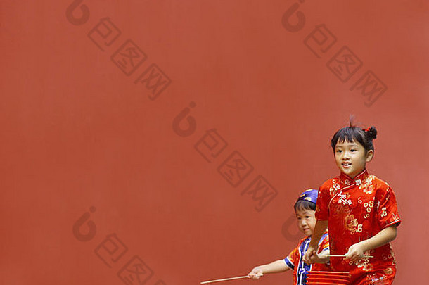 一个女孩和一个男孩拿着中国灯笼