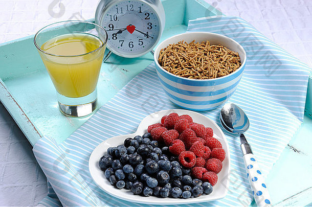 健康的饮食高饮食纤维早餐碗麸皮麦片浆果白色心板阿卡蓝色的古董托盘