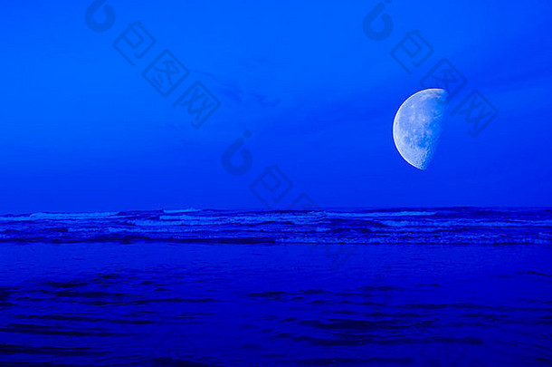 月亮蓝色的海洋蓝色的小时