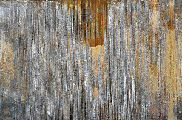 灰色混凝土墙，具有平行的摩擦表<strong>面</strong>痕迹、研磨加工痕迹和肮脏的棕色搭接凹陷运行痕迹