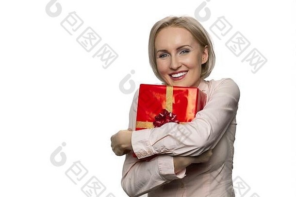 肖像微笑女人持有手拥抱庆祝礼物盒子