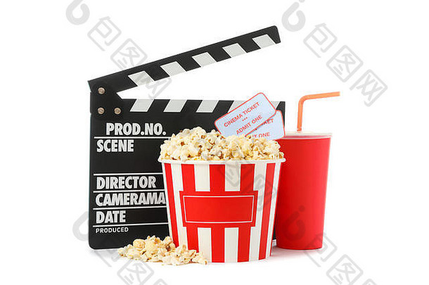 电影拍手板、纸杯、爆米花桶和隔离在白色背景上的票
