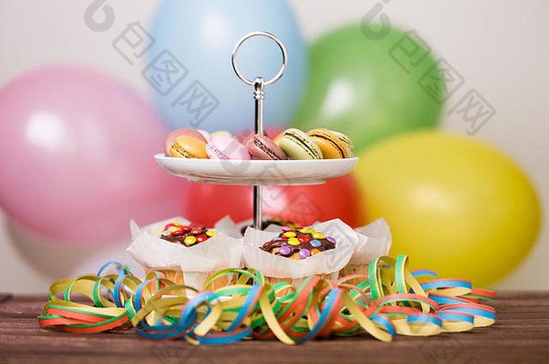 五颜六色的生日蛋糕和蜡烛。生日、聚会和家庭观念。