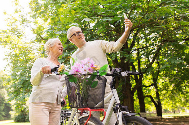 老年夫妇骑自行车在公园自拍