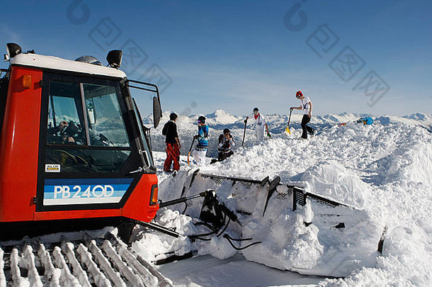 雪地猫翻雪地做滑雪板跳跃