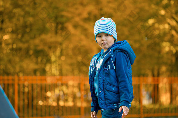 可爱的婴儿男孩站秋天公园