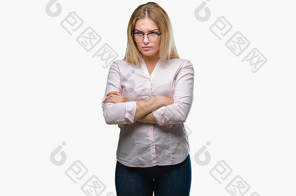 年轻的白人女商人戴着眼镜，隔着孤立的背景，双臂交叉，脸上带着怀疑和紧张、不赞成的表情。否定