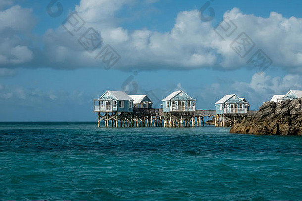 百慕大萨默塞特被遗弃的9海滩度假村展示了海洋中高跷上的海滩小屋