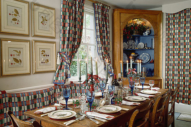 矩形表格集午餐餐厅房间蓝色的红色的白色检查banquette座位匹配<strong>窗帘</strong>