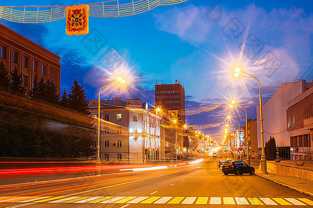 白俄罗斯戈梅尔——2014年11月22日：白俄罗斯戈梅尔列宁大道快速交通灯道。晚上在街上，长时间曝光