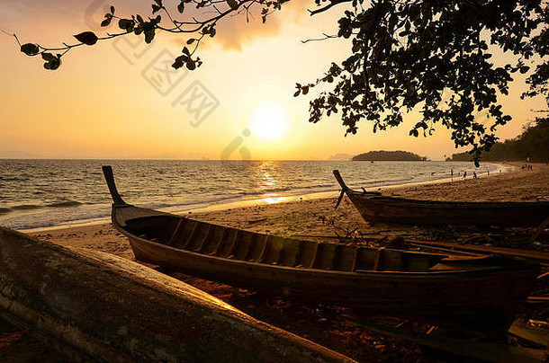 夏天日落安达曼海边甲米省南部泰国