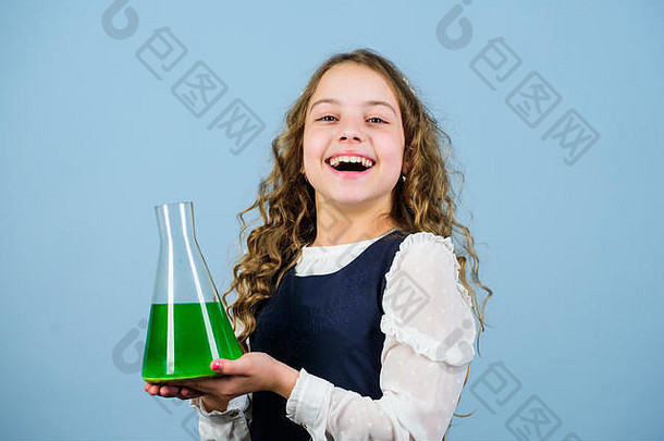 拿着测试瓶的小女孩。教育和知识。儿童学习生物学课。发现未来。实验室里的科学研究。小天才女孩。回到学校。开发新方法。