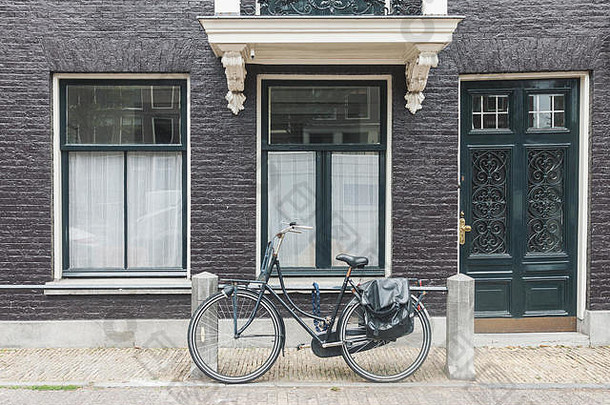 典型的阿姆斯特丹小镇街视图荷兰门窗户古董自行车前面视图水平白天图片