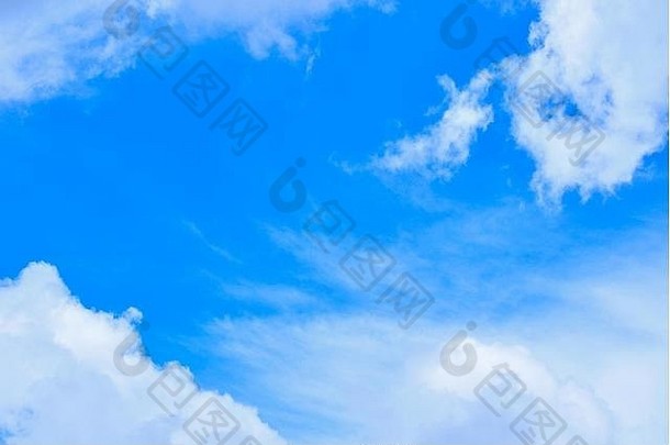 蓝色的天空白色卷云云自然背景