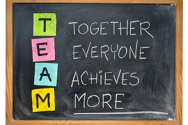团队首字母缩略词（合在一起，每个人都取得了更多成就）、团队合作激励理念、彩色便笺、blac上的白色粉笔笔迹