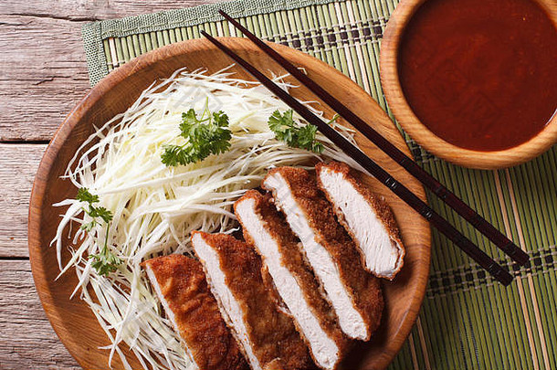 东京日式面包油炸猪肉配卷心菜片特写水平俯视图