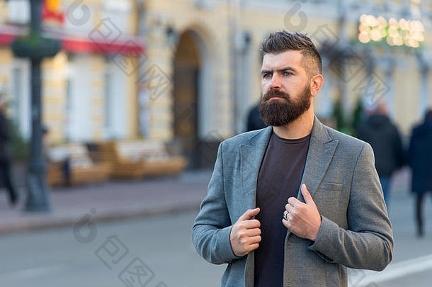 男式胡须时髦时髦外套。留着胡子，很酷。理发师的贴士可以保持胡须。时髦的外表。胡须时尚与理发理念。秋冬时节，时尚的胡须。