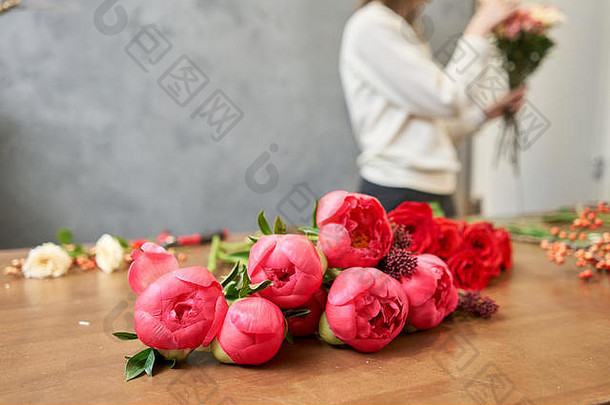 一步一步地，花商女人创造了一束美丽的红色混合花。漂亮的新鲜的一束。教育、<strong>硕士班</strong>和花卉学课程