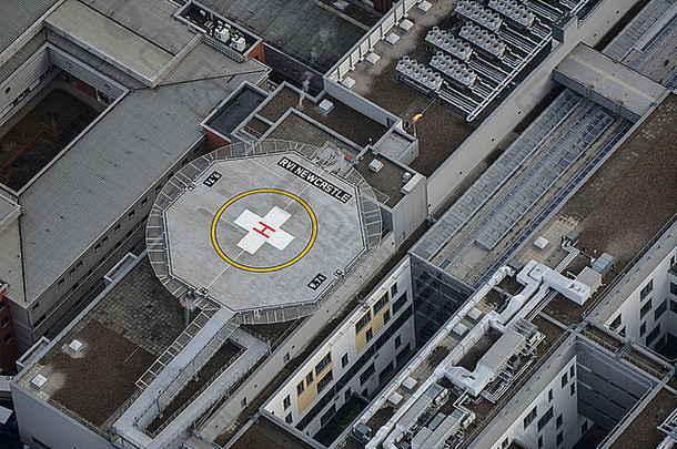 泰恩河畔纽卡斯尔皇家维多利亚医院直升机停机坪的航空照片。