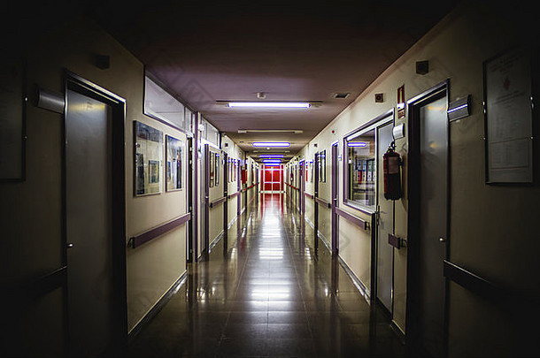 白色医院走廊，干净卫生的空间